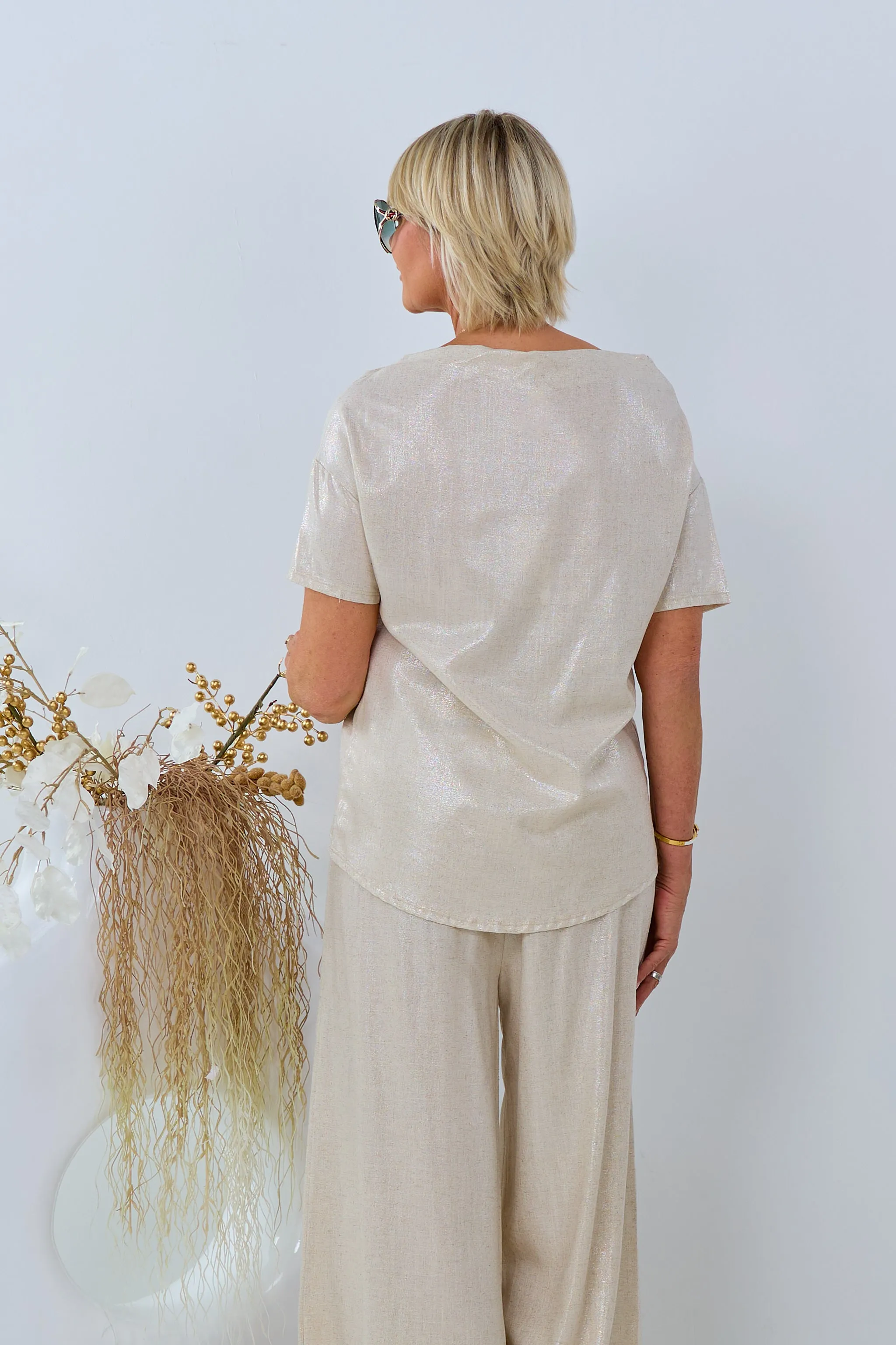 Bluse mit U-Boot-Ausschnitt und Blume, beige-schimmernd