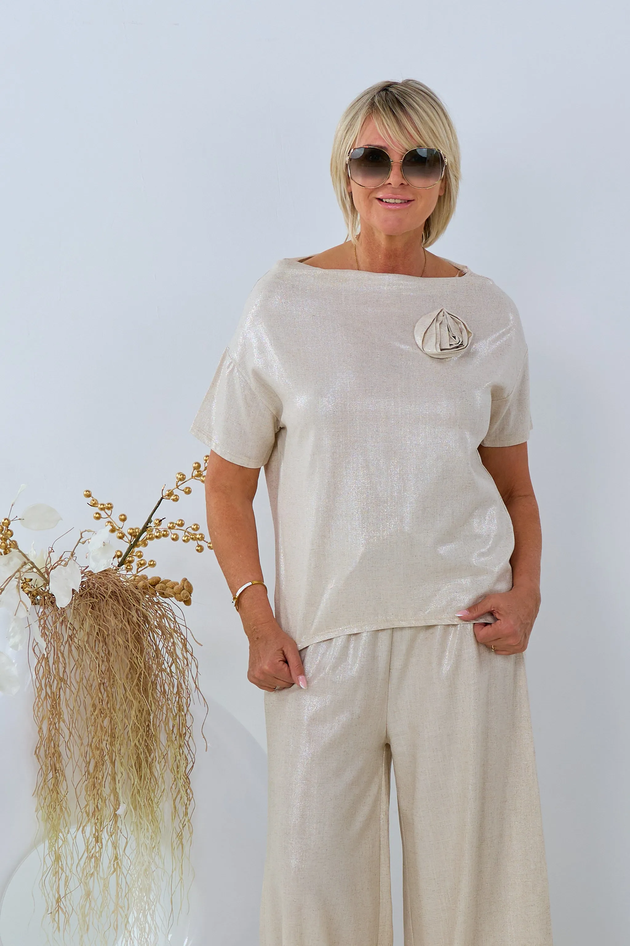 Bluse mit U-Boot-Ausschnitt und Blume, beige-schimmernd